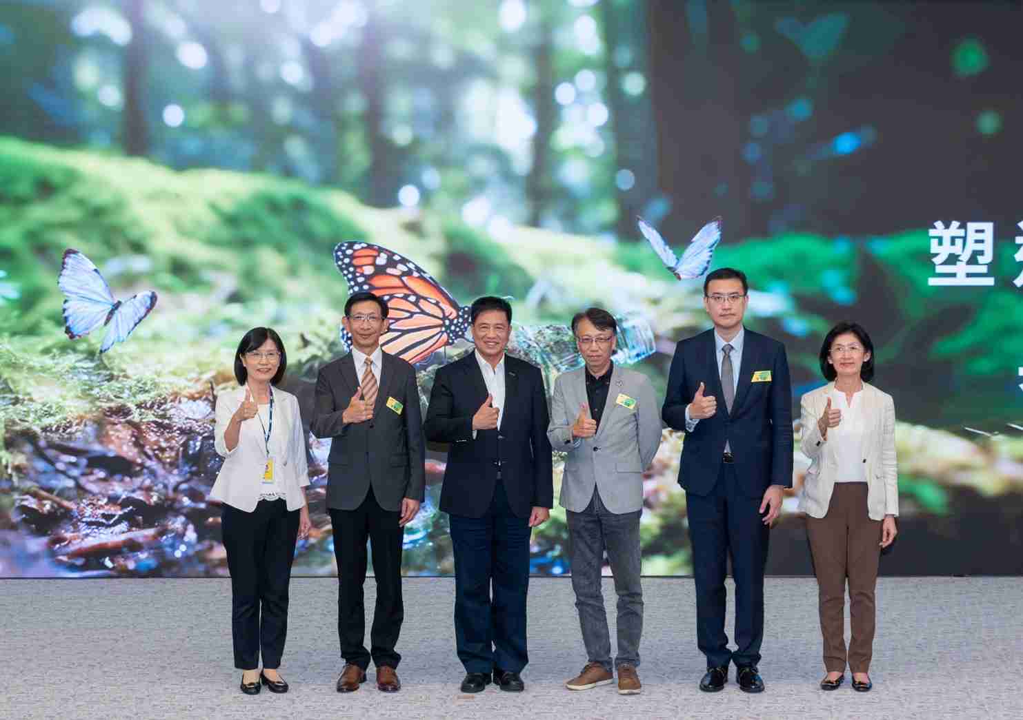 友達2023 CSR共榮大會，，邀請領域專家分享交流生物多樣性管理趨勢、、、無塑產品、、、、海廢永續塑料等議題  （圖左到右：友達光電永續長古秀華、、3M台灣技術長陳君杰、、、、友達光電董事長暨集團策略長彭双浪、、、光寶科技企業永續發展處處長陳慶暉、、安永聯合會計師事務所執業會計師曾于哲、、友達光電供應鏈總部副總經理吳宜芳）