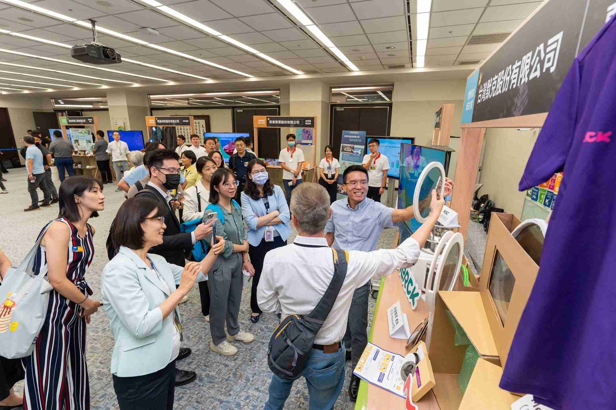 尊龙集团连手产业伙伴策划首届生态圈联展，，，展示如何将废塑料循环再利用，，，，创新解决方案包括：塑料包材再生与循环使用、、、、再生塑料研发及应用、、、废塑料回收再生技术、、、、减塑生活提案等