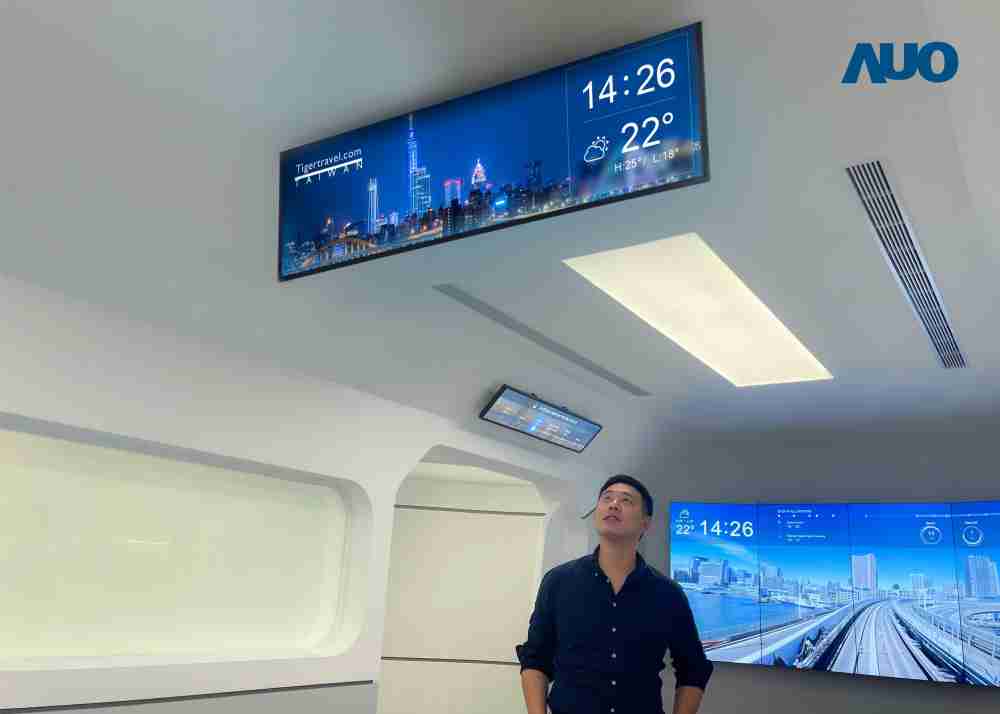 达擎TARTAN “37吋超薄双屏车厢显示器” 采用单一背光设计，，，将双面显示器厚度大幅缩减至12mm，，，支持长条屏 32:9 规格，，，突破传统分辨率限制，，提供旅客更清晰实时的乘车信息及广告讯息